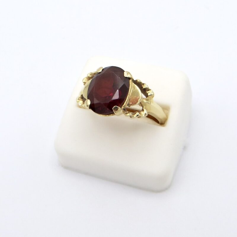 14kt Gold and Oval Garnet Ring