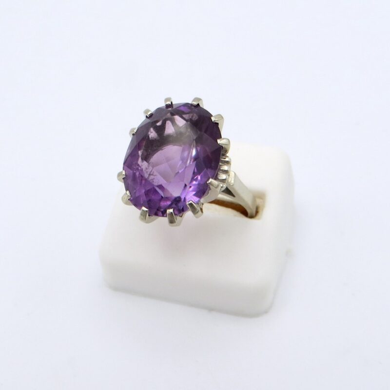 White Gold and Amethyst Ring