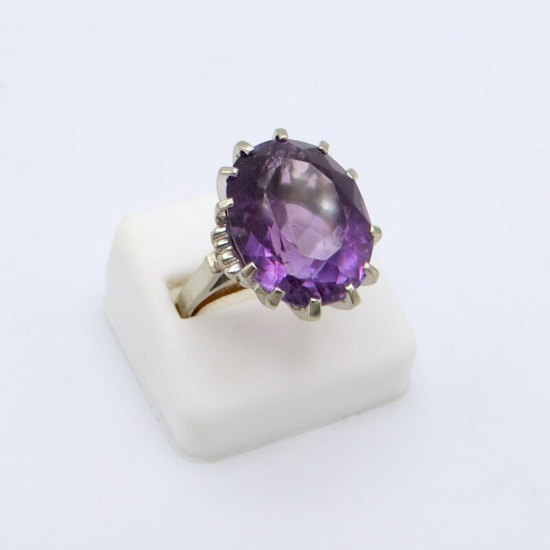 White Gold and Amethyst Ring