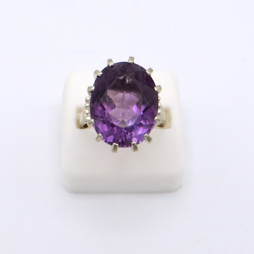 White Gold and Amethyst Ring